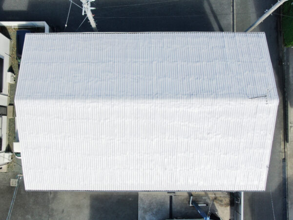 【豊橋市】皆人屋モータース様｜スレート屋根改修工事｜大波スレートの暑さ・雨漏りリスクを吹付防水で低減（アクアハジクン・アクアフォームNEO）