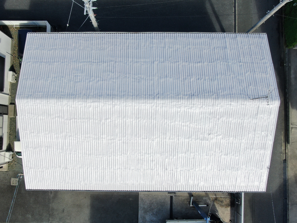 その雨漏りはスレートの寿命かも？築30年の工場屋根を1週間で蘇らせる最新の「吹付防水」とは