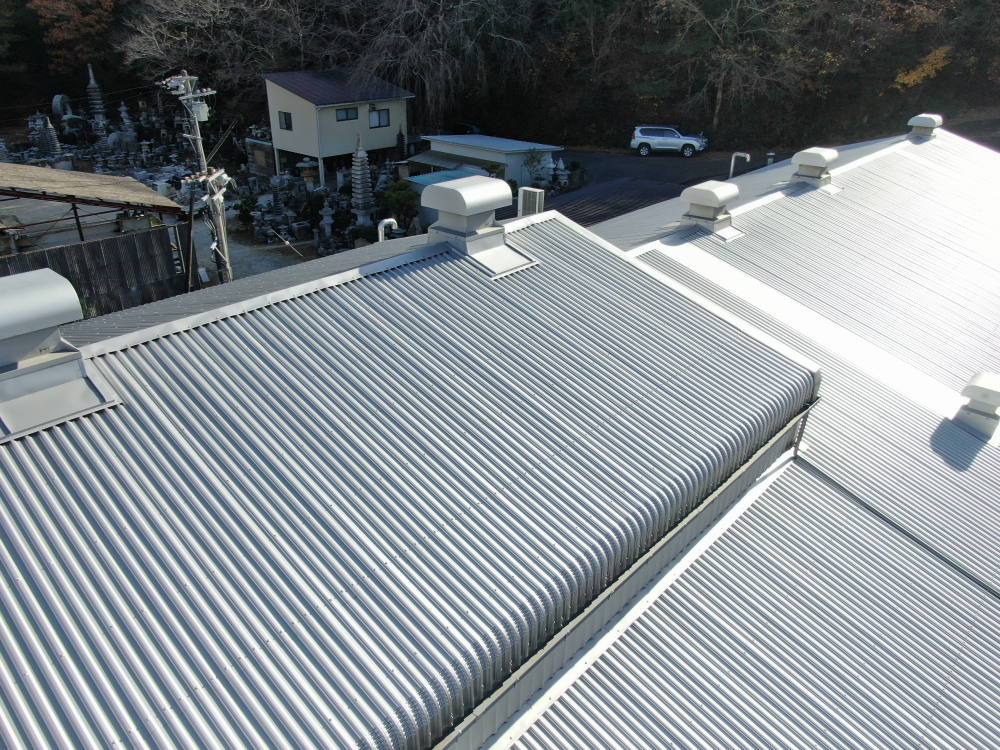 大波スレート屋根改修の大定番！「エバールーフやまなみ×遮熱シート」で資産を守り電気代を削る