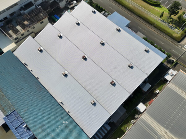 【豊川市】某企業　工場屋根カバー工事（サ－モバリアS+エバールーフやまなみ1型）